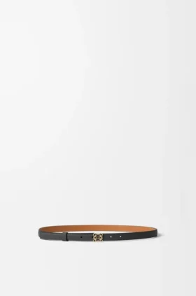 Anagram-belte i kalveskinn med pebble-struktur