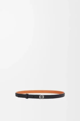 Anagram-belte i kalveskinn med pebble-struktur