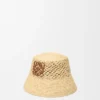 Anagram-bøttehatt i raffia og kalveskinn
