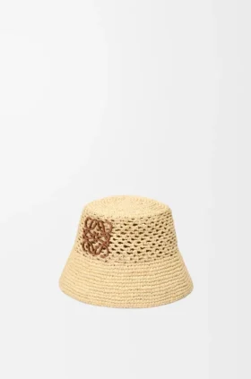 Anagram-bøttehatt i raffia og kalveskinn