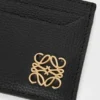 Anagram kortetui i kalveskinn med Pebble-struktur