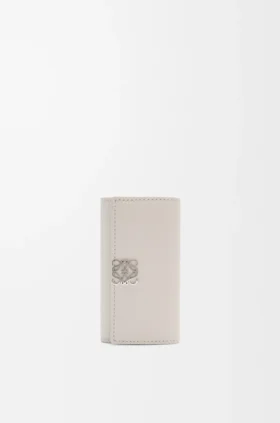 Anagram-nøkkeletui i kalveskinn med Pebble-struktur