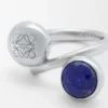 Anagram Pebble-ring i sterlingsølv og lapis lazuli Anagram Pebble-ring i sterlingsølv og lapis lazuli