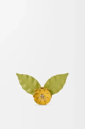 Blomsterbrosje i kalveskinn