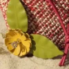 Blomsterbrosje i kalveskinn