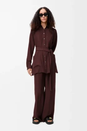 Bluse i silke med belte