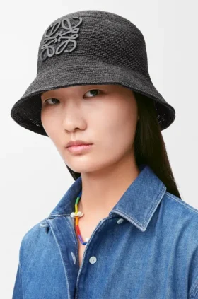 Bucket-hatt i raffia og kalveskinn