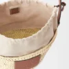 Bucket-veske med snøring i palmeblad og kalveskinn Bucket-veske med snøring i palmeblad og kalveskinn