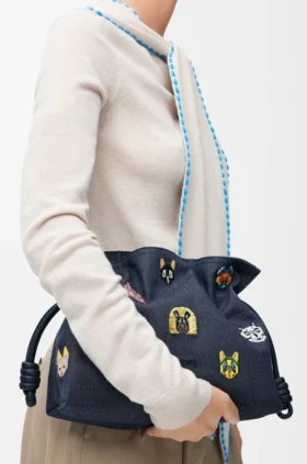 «Cats» medium Flamenco-clutch i brodert denim