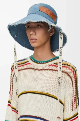 Fiskerhatt med frynser i denim og kalveskinn