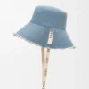 Fiskerhatt med frynser i denim og kalveskinn Fiskerhatt med frynser i denim og kalveskinn