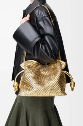 Flamenco-clutch i medium størrelse i laminert lammeskinn