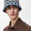 Hatt med patch i raffia og kalveskinn Hatt med patch i raffia og kalveskinn