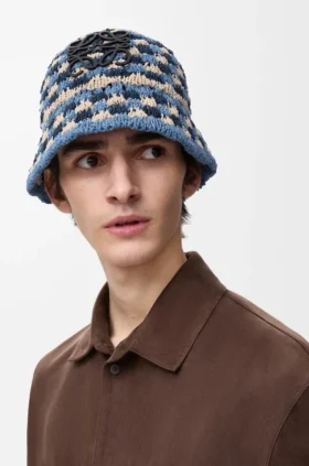 Hatt med patch i raffia og kalveskinn