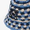 Hatt med patch i raffia og kalveskinn Hatt med patch i raffia og kalveskinn