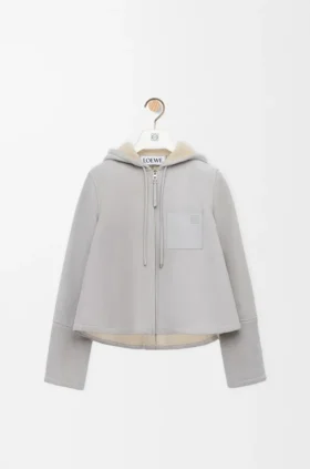 Jakke med hette i shearling