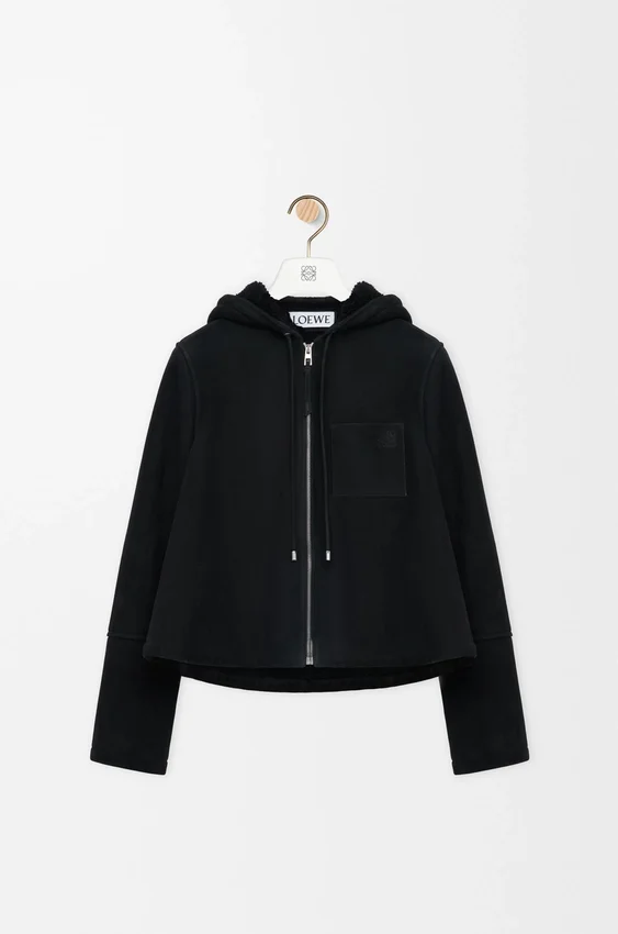 Jakke med hette i shearling Jakke med hette i shearling