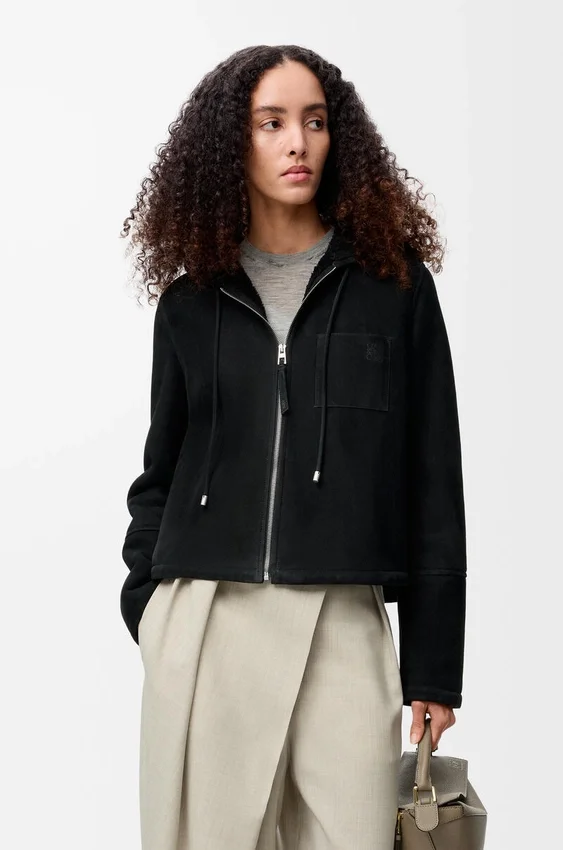 Jakke med hette i shearling Jakke med hette i shearling