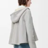 Jakke med hette i shearling Jakke med hette i shearling
