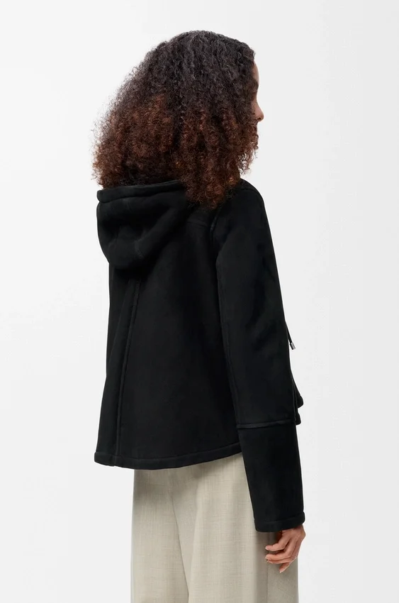 Jakke med hette i shearling Jakke med hette i shearling