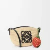 Jordbær-myntpung i raffia og klassisk kalveskinn Jordbær-myntpung i raffia og klassisk kalveskinn