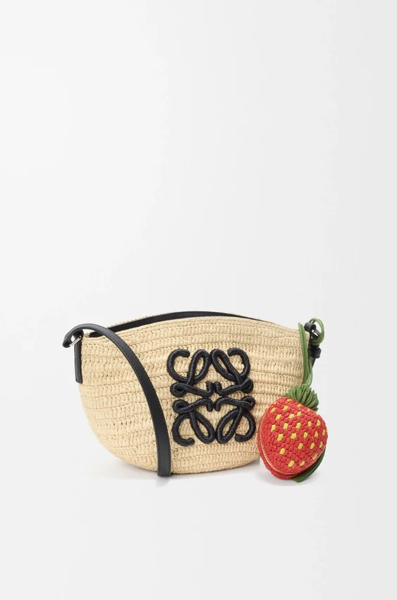 Jordbær-myntpung i raffia og klassisk kalveskinn Jordbær-myntpung i raffia og klassisk kalveskinn