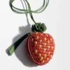 Jordbær-myntpung i raffia og klassisk kalveskinn Jordbær-myntpung i raffia og klassisk kalveskinn