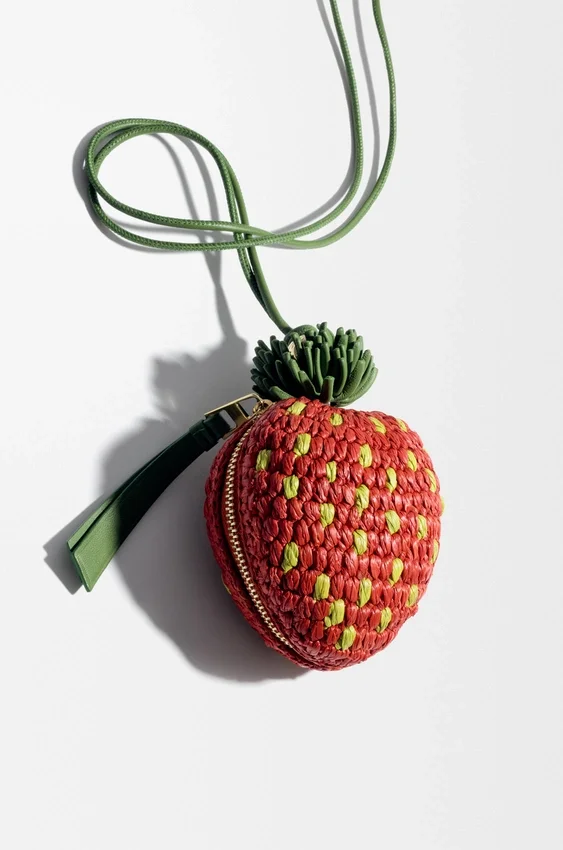 Jordbær-myntpung i raffia og klassisk kalveskinn Jordbær-myntpung i raffia og klassisk kalveskinn