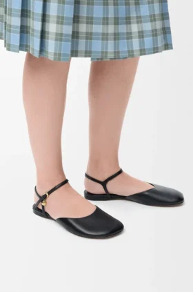 Lekeballerinasko med ankelstropper i lammeskinn