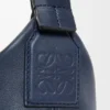 Liten Cubi-skulderveske i mykt, glatt kalveskinn og jacquard Liten Cubi-skulderveske i mykt, glatt kalveskinn og jacquard