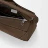 Liten, fjærlett Puzzle-veske i kornet nubuck