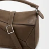 Liten, fjærlett Puzzle-veske i kornet nubuck