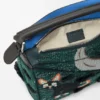 Liten «Futurist Cat»-puzzleveske i brodert strikk og klassisk kalveskinn Liten «Futurist Cat»-puzzleveske i brodert strikk og klassisk kalveskinn
