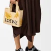 Liten Loewe Font Tote i raffia Liten Loewe Font Tote i raffia