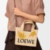 Liten Loewe Font Tote i raffia Liten Loewe Font Tote i raffia