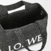 Liten Loewe Font Tote i raffia Liten Loewe Font Tote i raffia