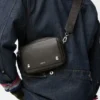 Liten Pebble-messenger-veske i mykt, kornet kalveskinn Liten Pebble-messenger-veske i mykt, kornet kalveskinn