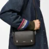 Liten Pebble-messenger-veske i mykt, kornet kalveskinn Liten Pebble-messenger-veske i mykt, kornet kalveskinn