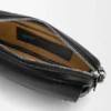 Liten Pebble-messenger-veske i mykt, kornet kalveskinn