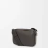 Liten Pebble-messenger-veske i mykt, kornet kalveskinn Liten Pebble-messenger-veske i mykt, kornet kalveskinn