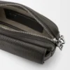 Liten Pebble-messenger-veske i mykt, kornet kalveskinn Liten Pebble-messenger-veske i mykt, kornet kalveskinn