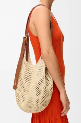 Liten «Punch Hole Hobo»-veske i raffia og kalveskinn