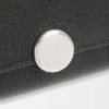 Liten vertikal lommebok i kalveskinn med pebble-struktur Liten vertikal lommebok i kalveskinn med pebble-struktur