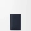 Liten vertikal lommebok med Anagram i kalveskinn med Pebble-mønster Liten vertikal lommebok med Anagram i kalveskinn med Pebble-mønster