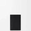 Liten vertikal lommebok med Anagram i kalveskinn med Pebble-mønster Liten vertikal lommebok med Anagram i kalveskinn med Pebble-mønster