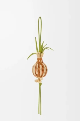 Løkspir-smykke i klassisk kalveskinn og raffia Løkspir-smykke i klassisk kalveskinn og raffia