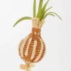 Løkspir-smykke i klassisk kalveskinn og raffia Løkspir-smykke i klassisk kalveskinn og raffia