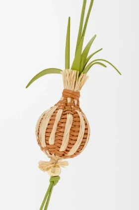 Løkspir-smykke i klassisk kalveskinn og raffia Løkspir-smykke i klassisk kalveskinn og raffia