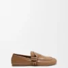 Loafer med toggle-detalj i skinnende, glatt kalveskinn Loafer med toggle-detalj i skinnende, glatt kalveskinn