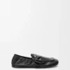 Loafer med toggle-detalj i skinnende, glatt kalveskinn Loafer med toggle-detalj i skinnende, glatt kalveskinn